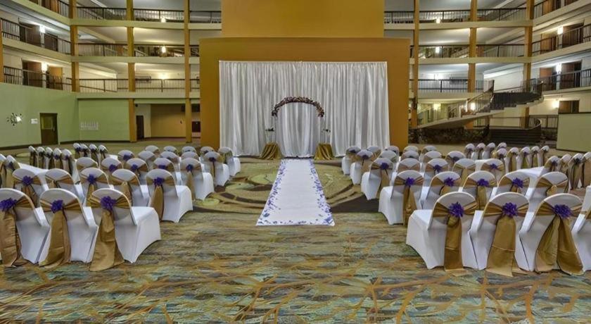 Clarion Hotel & Suites Conference Center Memphis Airport Exterior photo